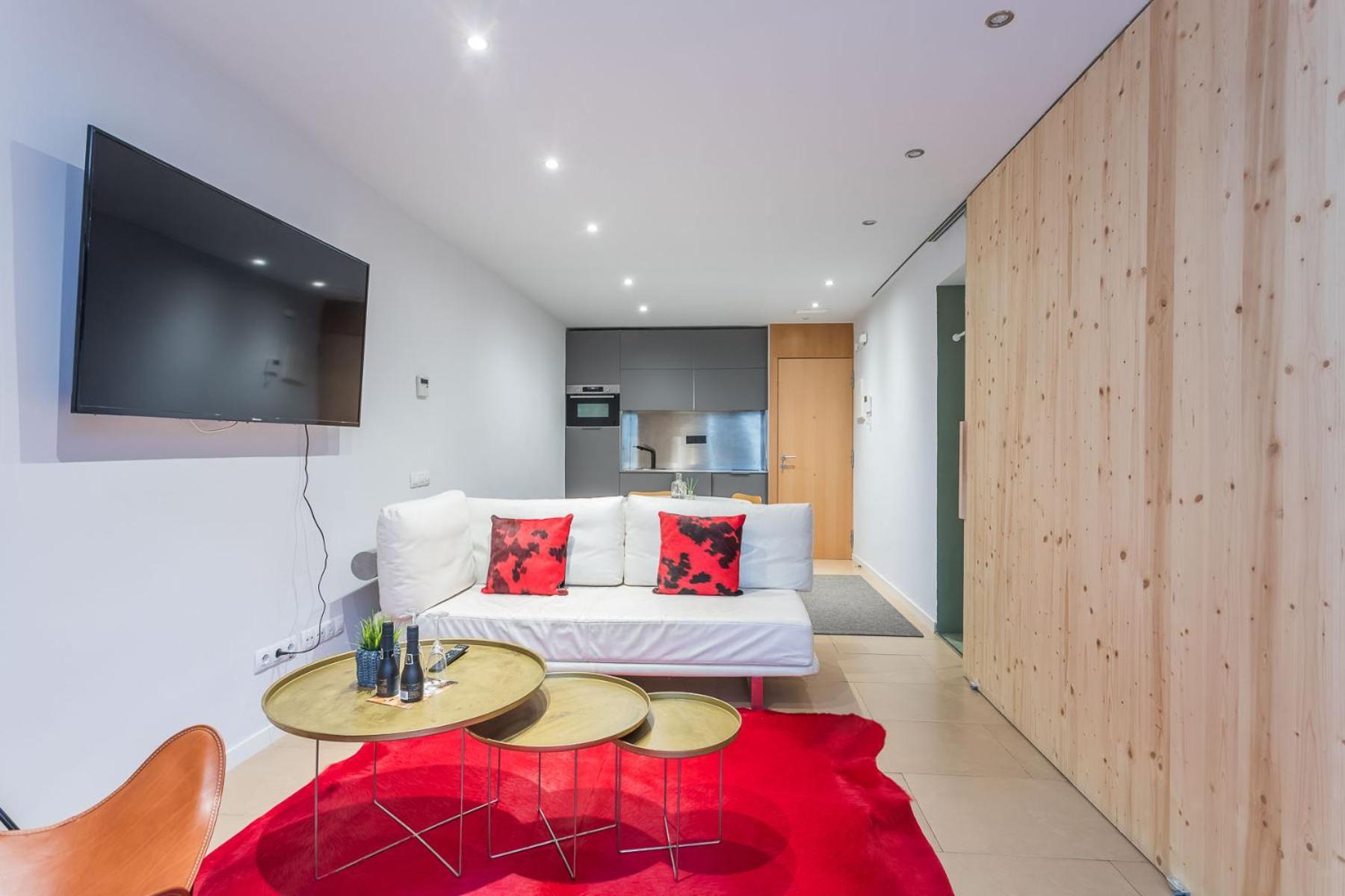 My Space Brand New In Center Apartment *