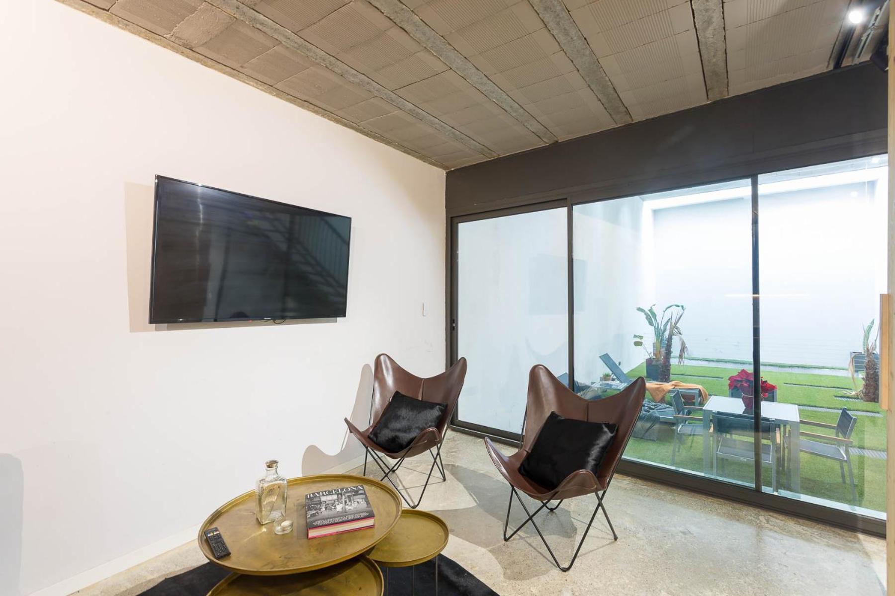 My Space Brand New In Center Apartment *